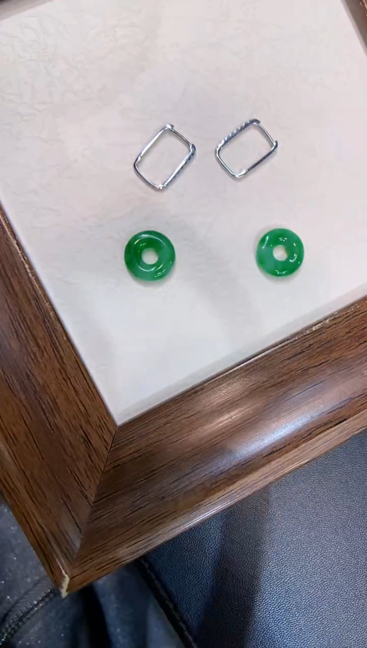 18K金镶嵌翡翠耳饰耳包