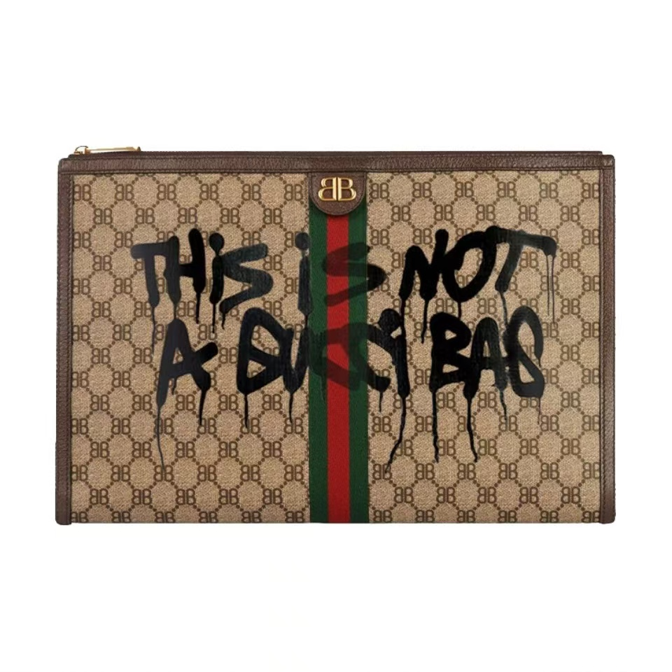 99新 GUCCI/古驰 古驰巴黎世家联名涂鸦手拿包/R119