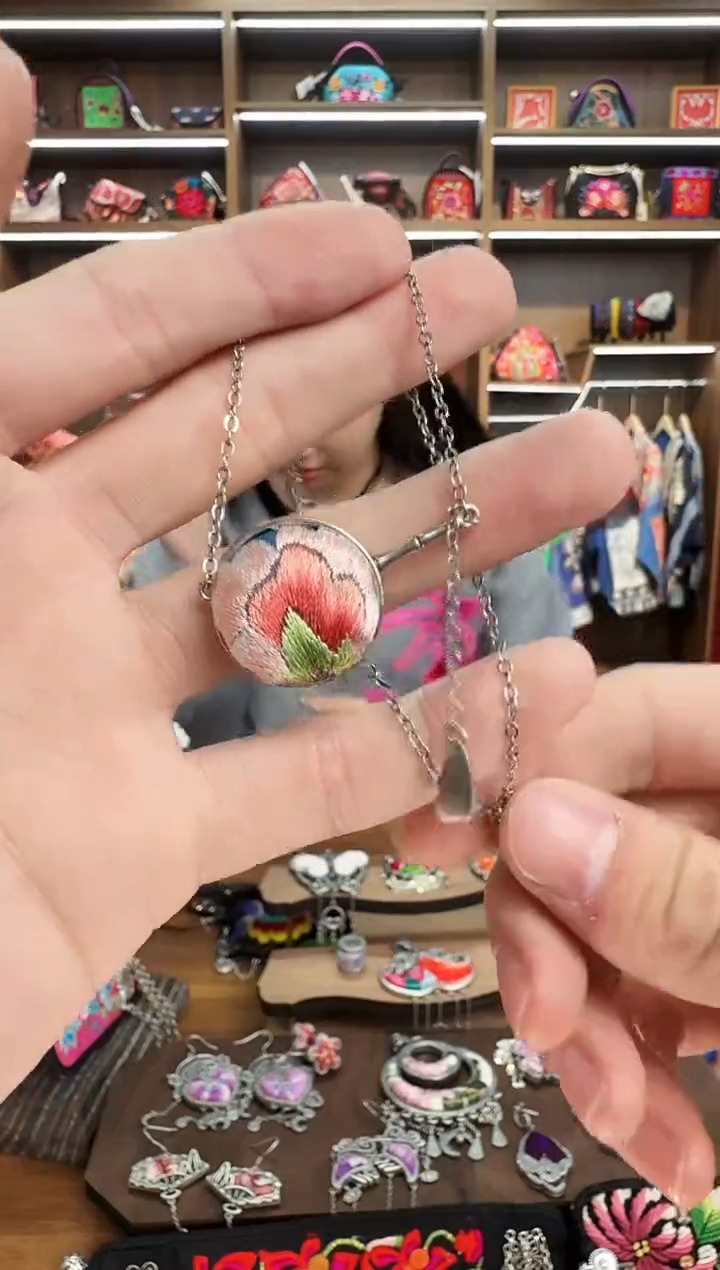 【闪购商品】织绣208蒙阿苏苗绣传承