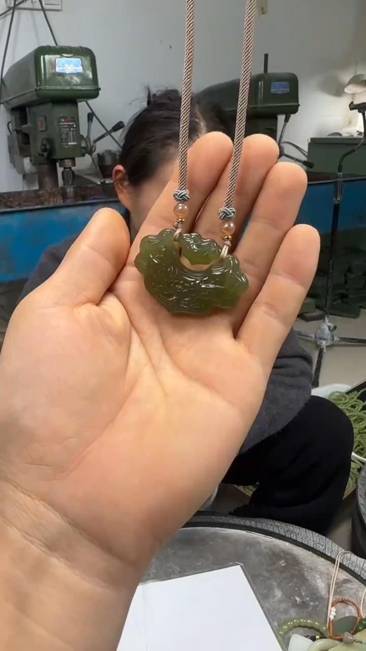 湖水绿平安锁吊坠