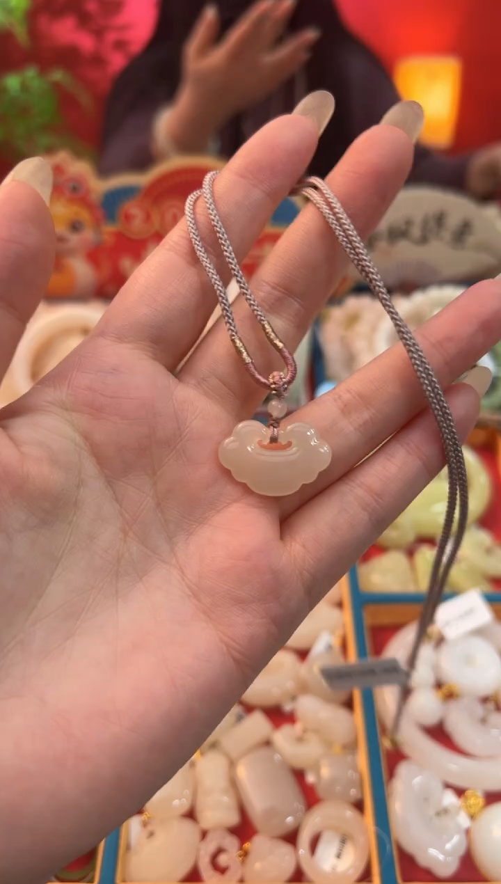 【闪购商品】和田玉吊坠未镶嵌藕粉小如意锁