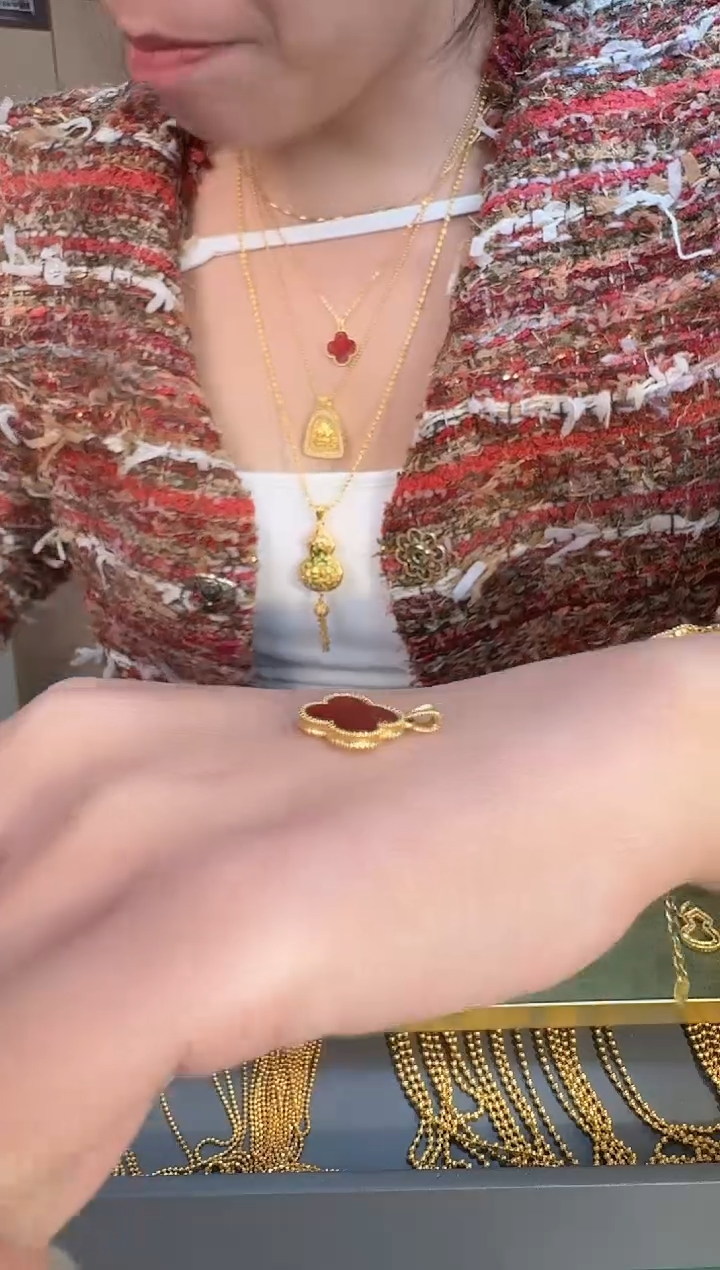 红色四叶草吊坠0.85 （附带礼盒包装）