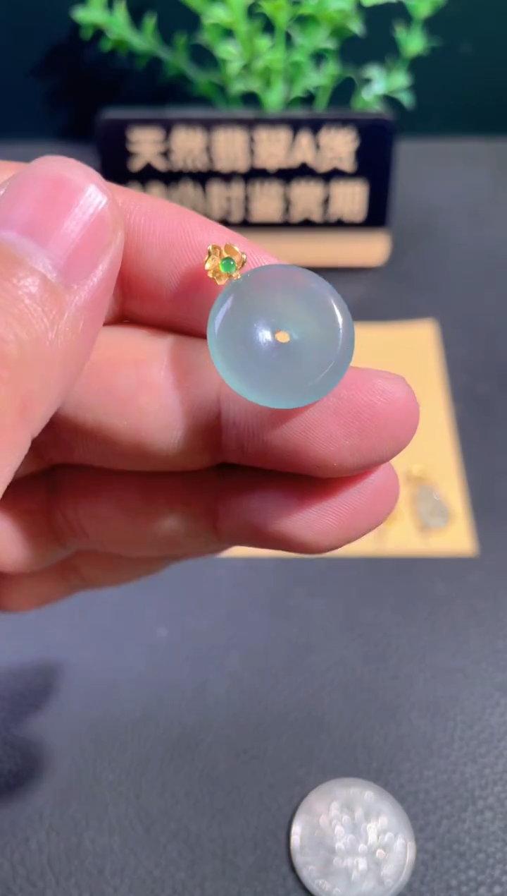 颈饰18K金镶嵌翡翠基地发货