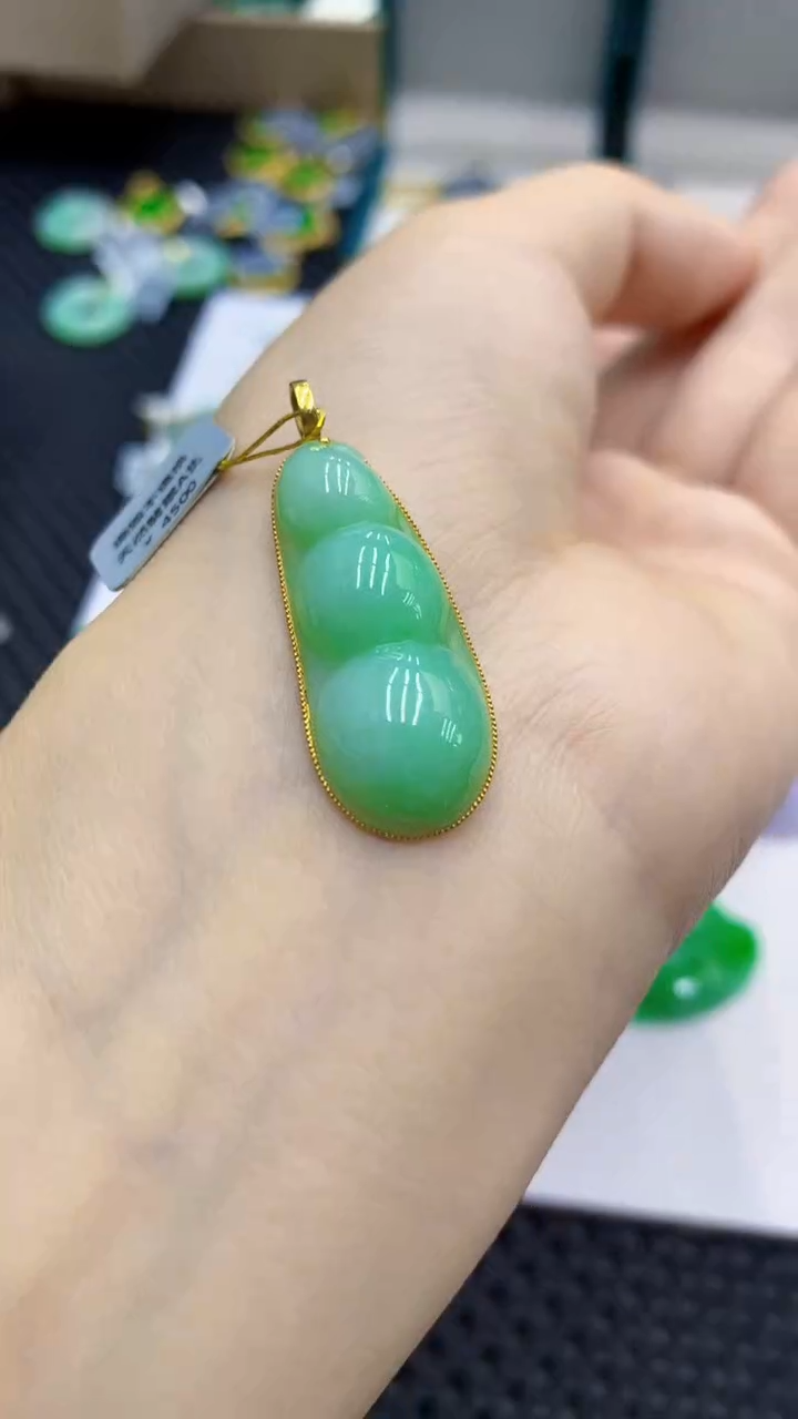 翡翠18K金镶嵌颈饰             1