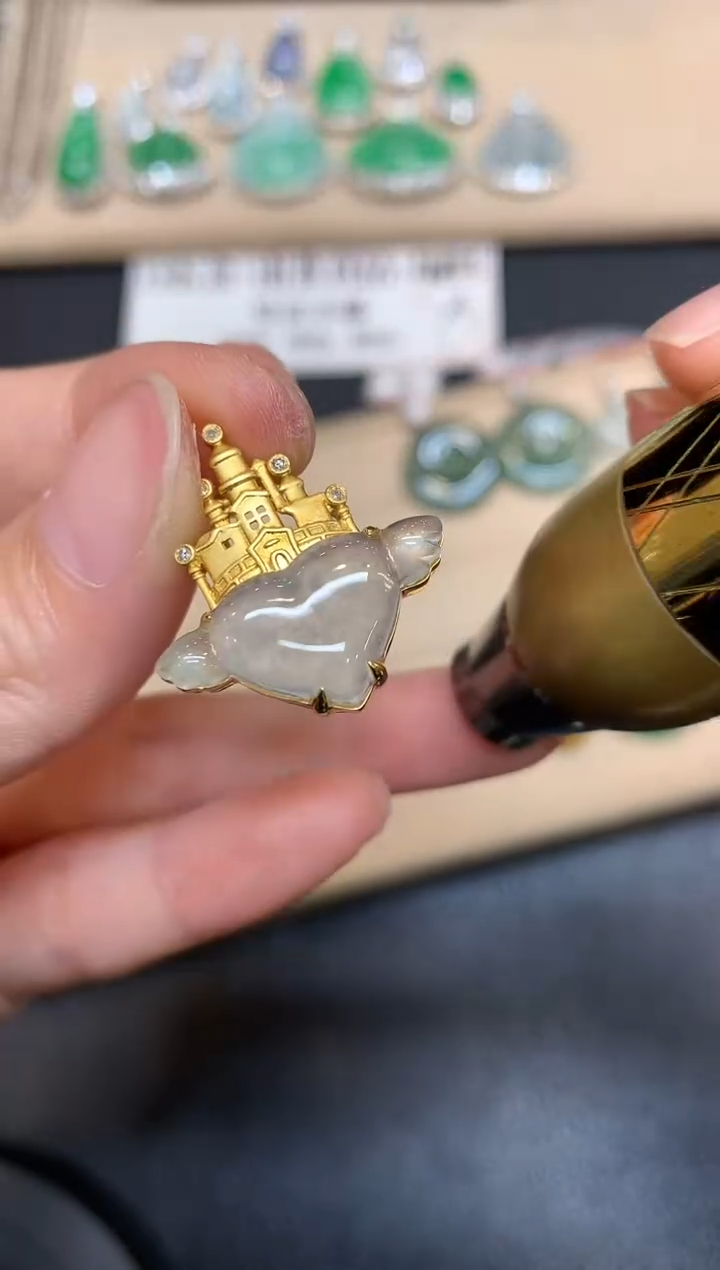 翡翠18K金镶嵌颈饰爱心【无服务费