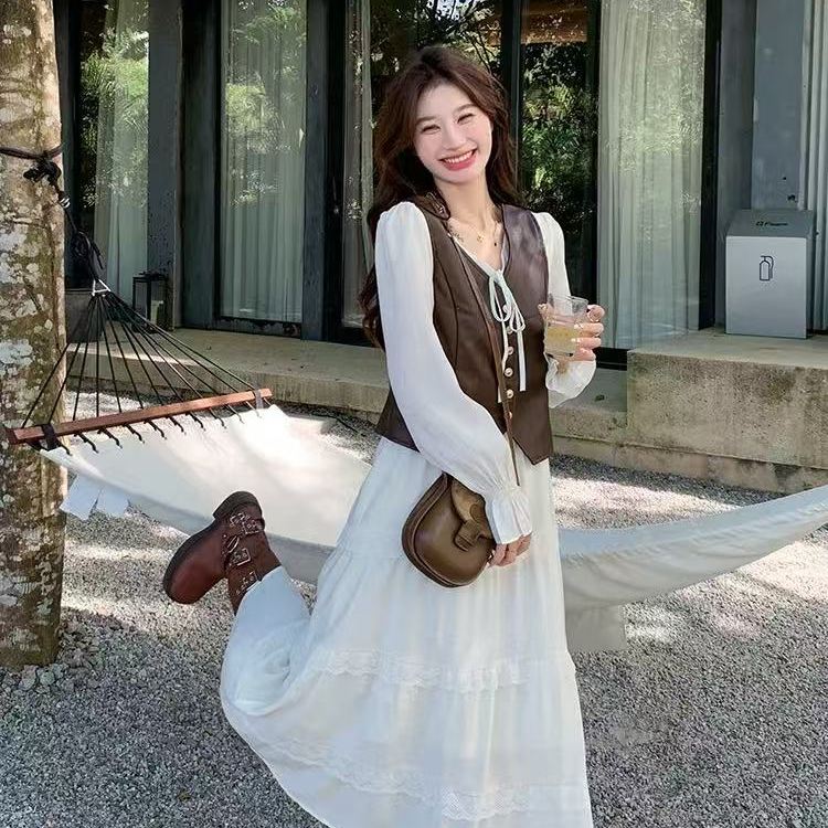 旅游度假穿搭咖色皮马甲女春秋2025超火独特绝美马甲