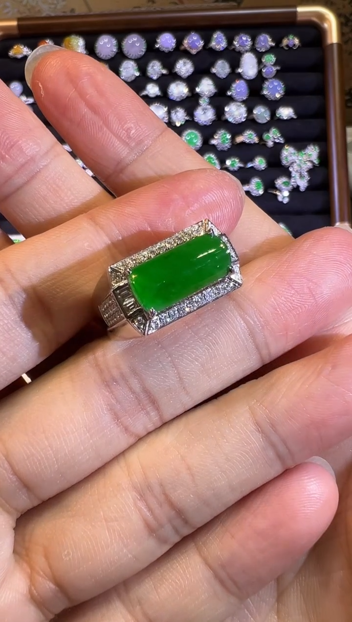 【闪购商品】翡翠戒指18K金镶嵌满绿无事牌马鞍戒指