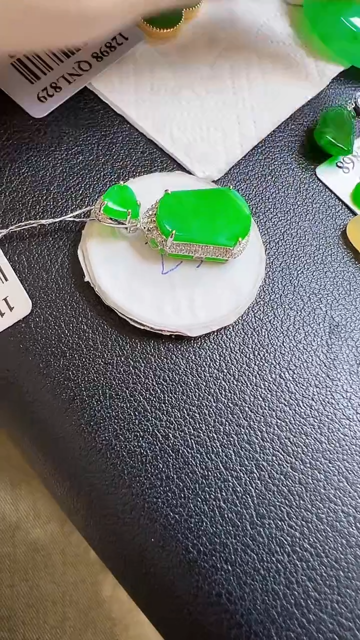 颈饰18K金镶嵌翡翠悠**7无事牌