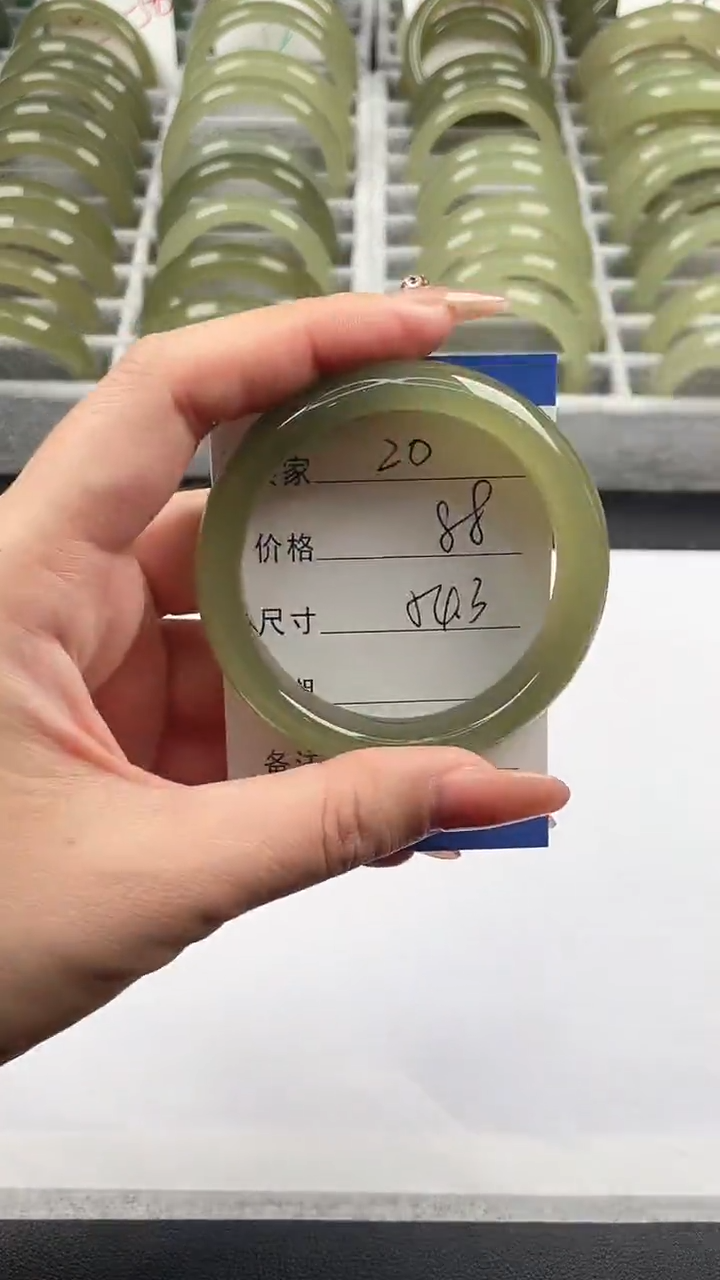 未镶嵌手镯石英质玉湖水绿