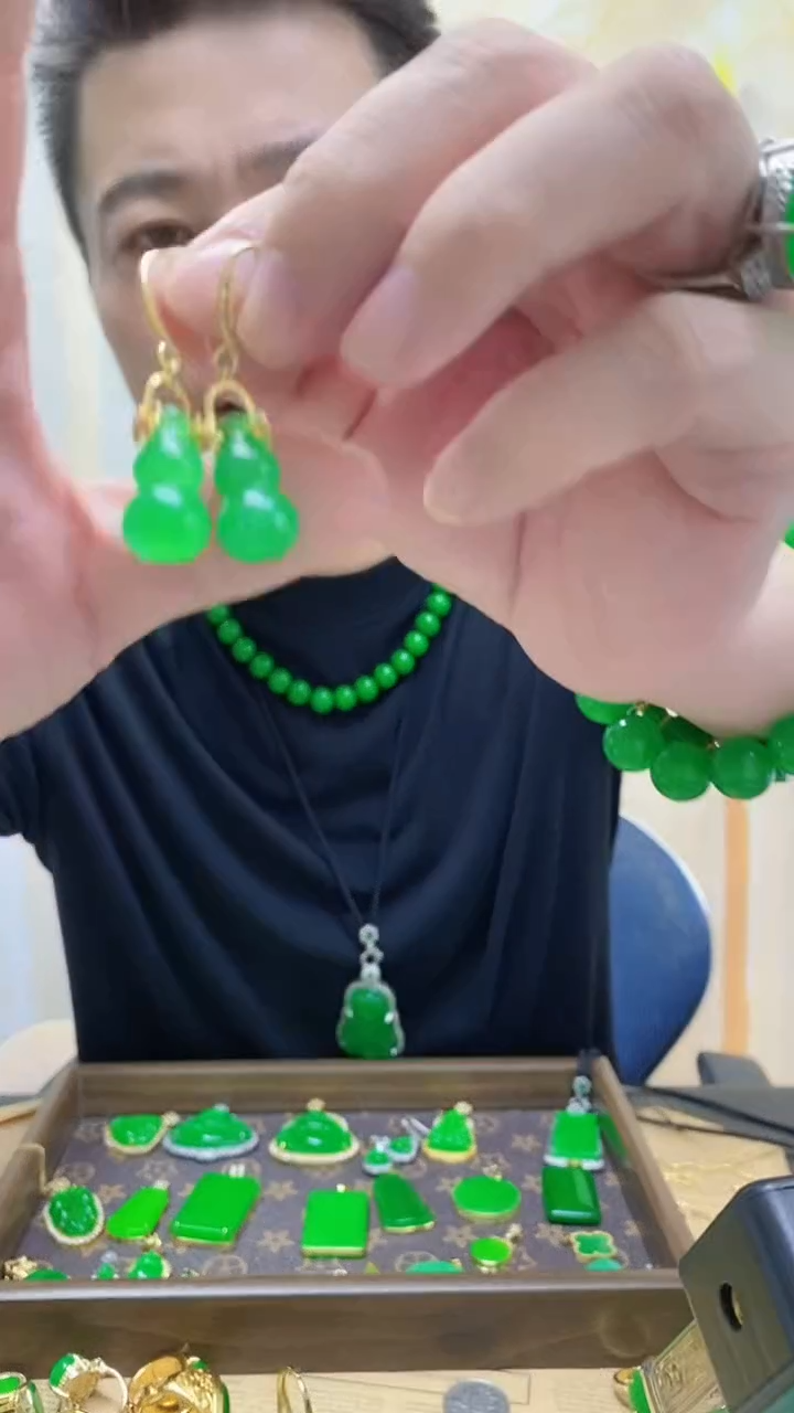 14K金镶嵌翡翠耳饰翡翠耳钩