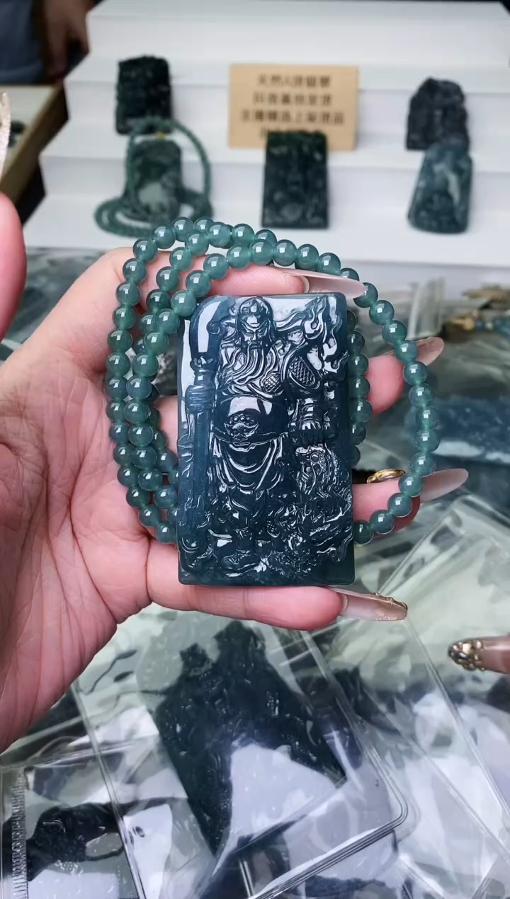 颈饰未镶嵌翡翠 