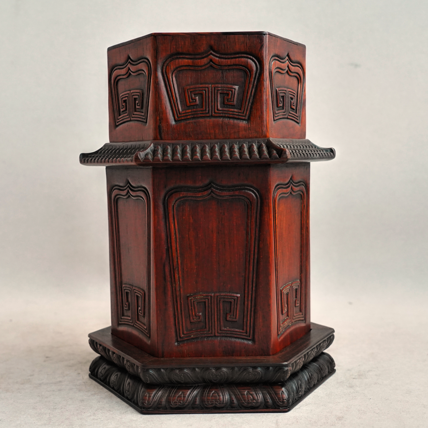 文华开物第229期拍品 10 清 黄花梨雕龙纹塔形盒