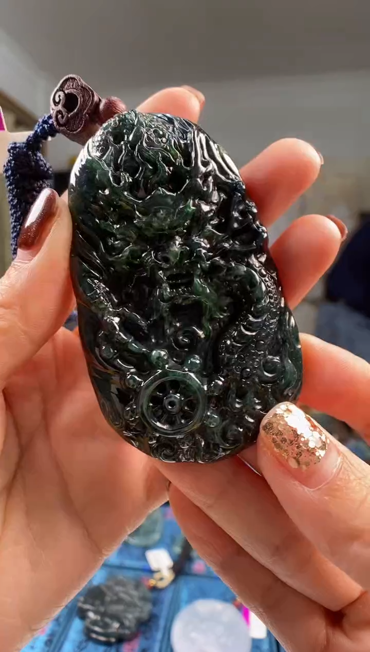 颈饰未镶嵌翡翠  多样性发其一