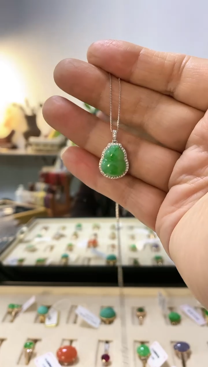 颈饰18K金镶嵌翡翠吊坠
