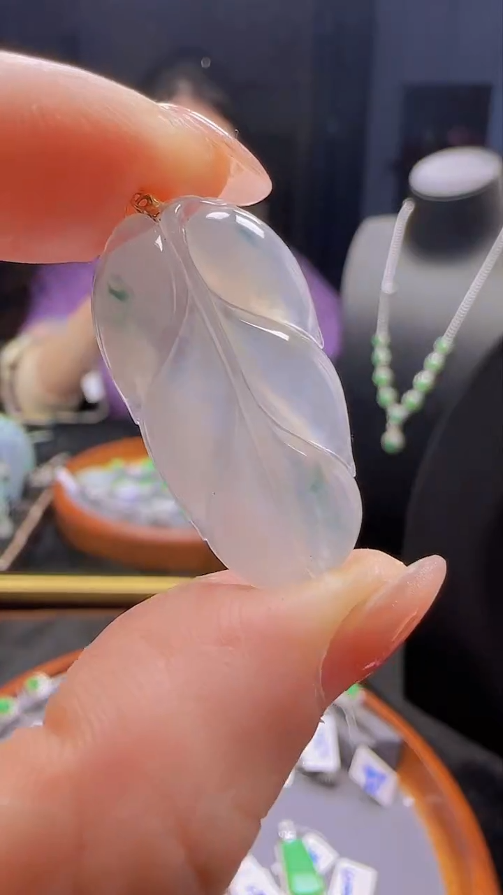 【闪购商品】翡翠吊坠(不含链)18K金镶嵌天然缅甸翡翠A货飘花叶子