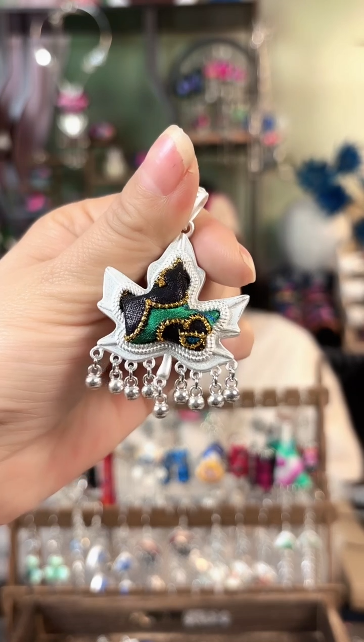 彩云南阁非遗老绣苗银饰品722