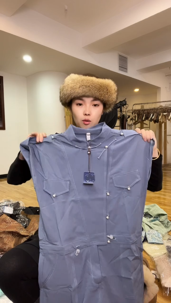 M码   115斤  连体衣