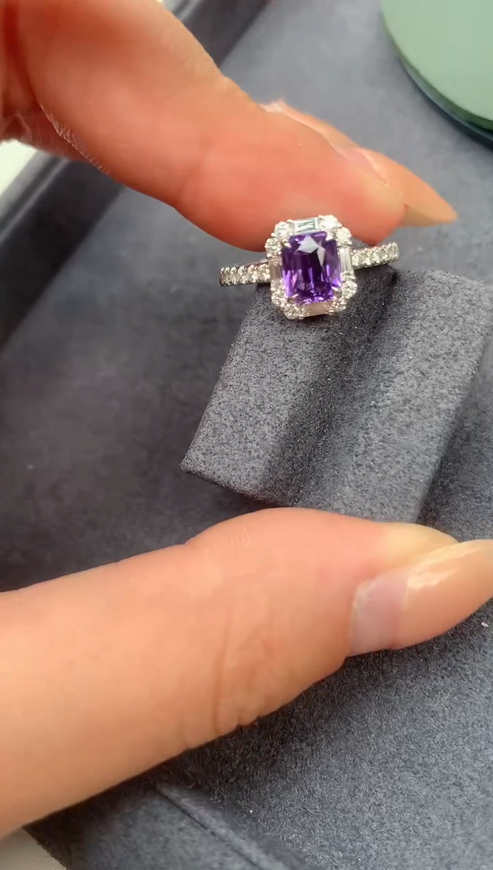 【闪购商品】彩色蓝宝石戒指18K金镶嵌紫蓝宝戒指