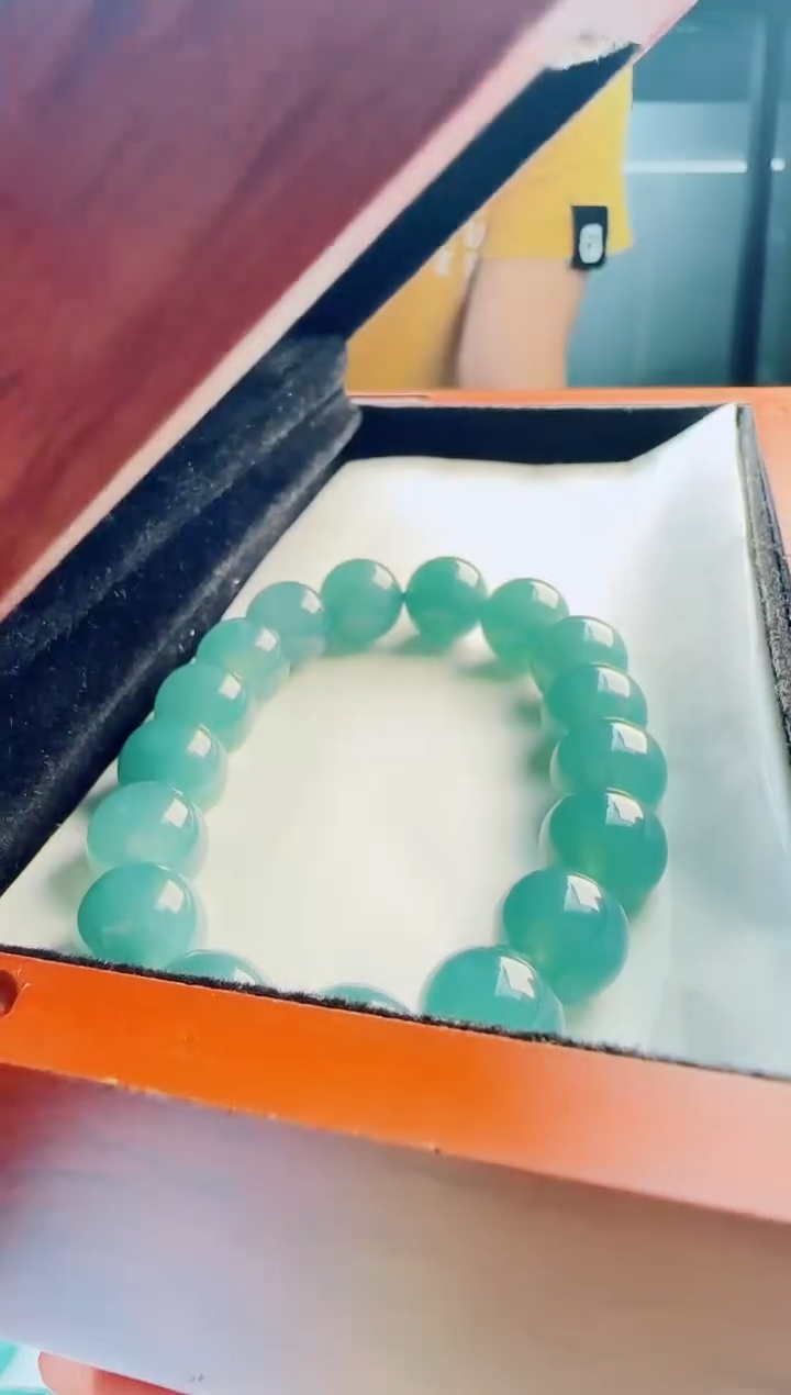 翡翠未镶嵌颈饰多样性发货其中一件