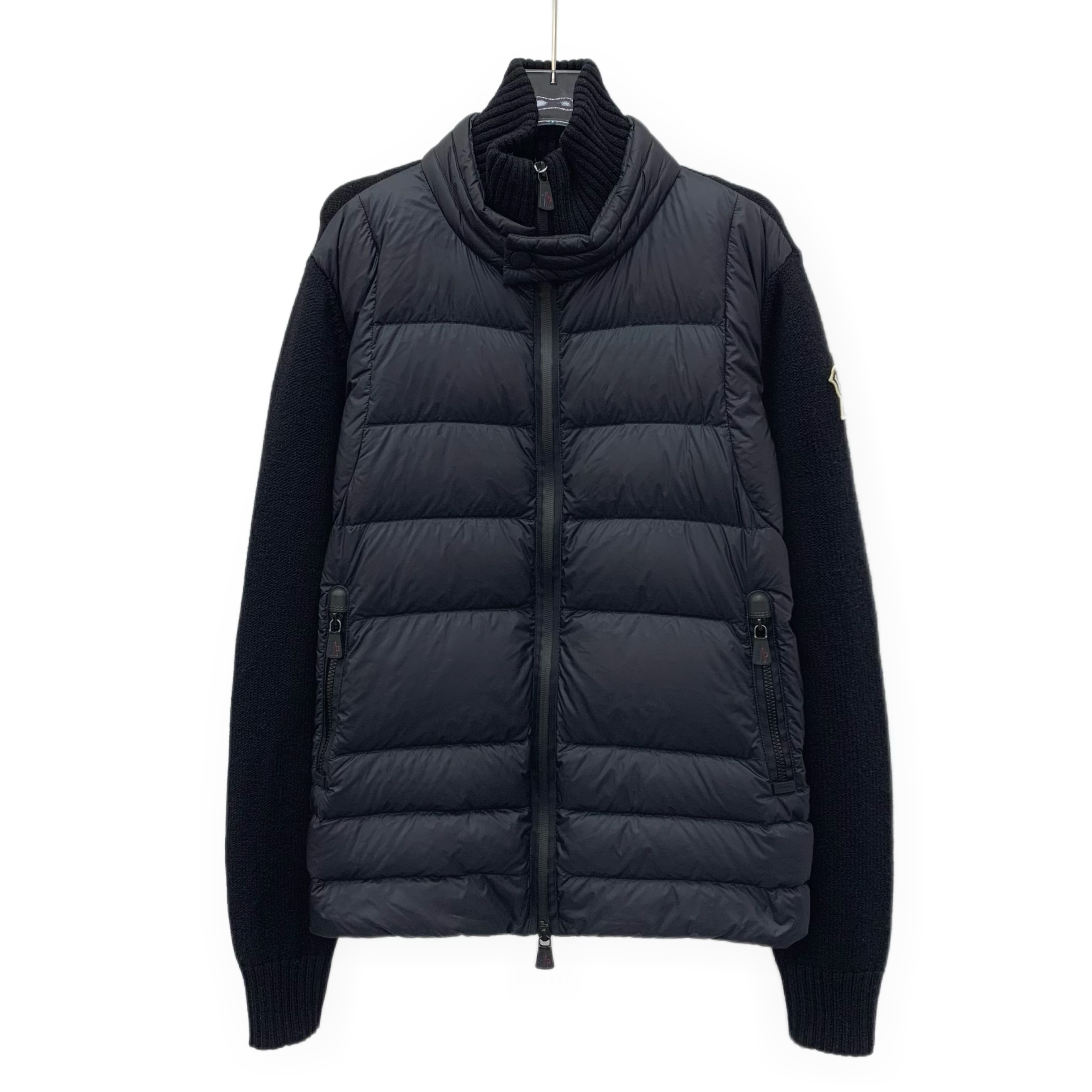 95新 MONCLER HM0690 黑色徽标贴饰立领拉链针织羽绒服外套 M码