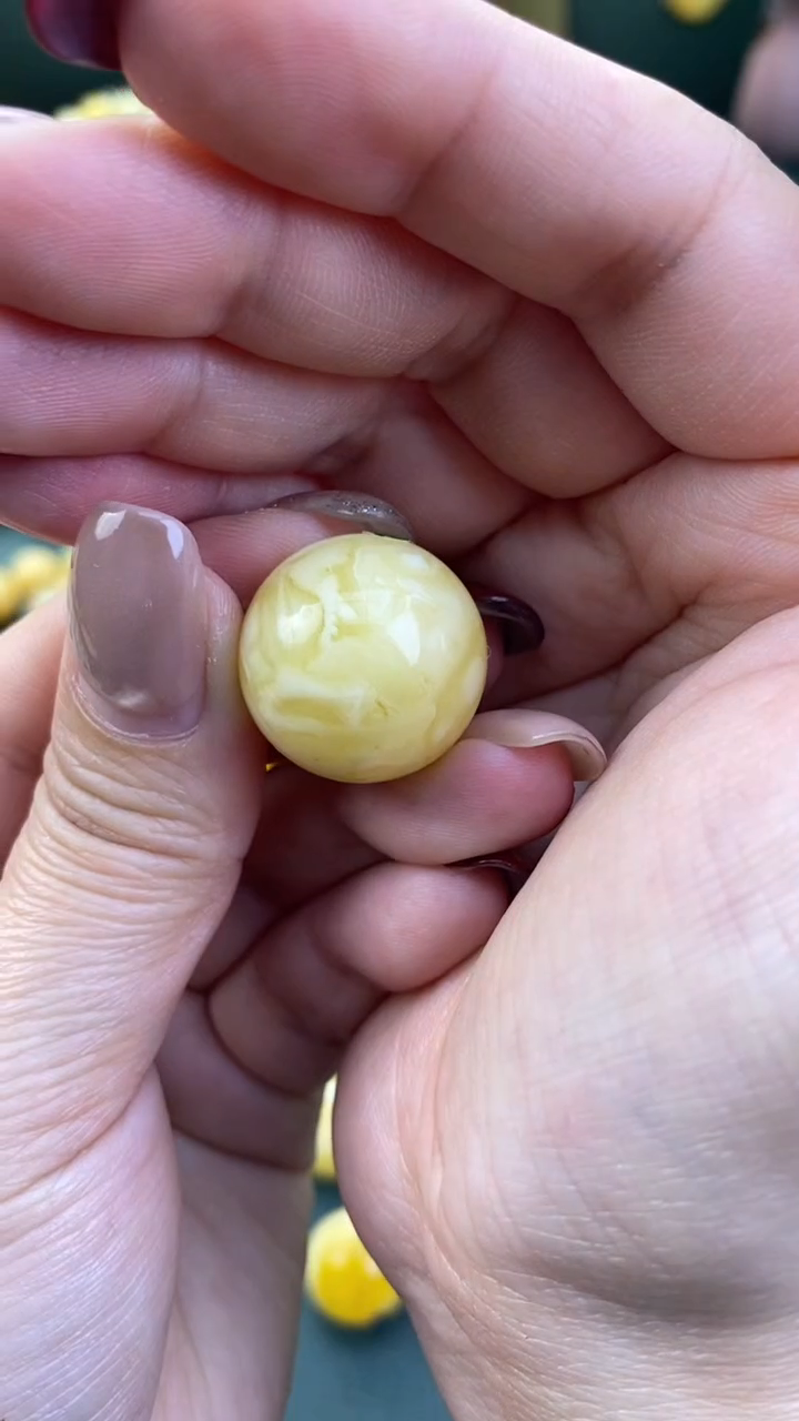 【闪购商品】琥珀裸石未镶嵌月.83