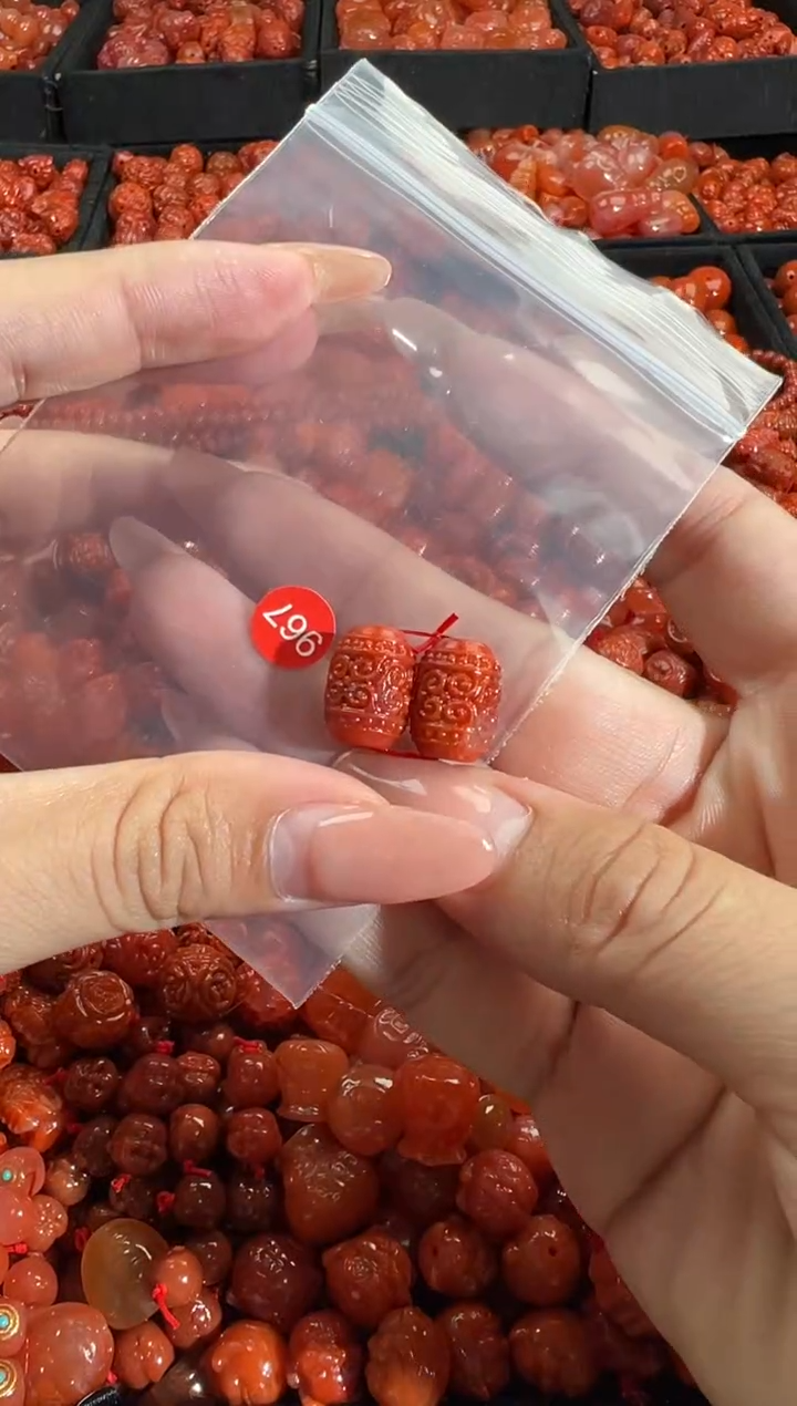 南红玛瑙未镶嵌颈饰1