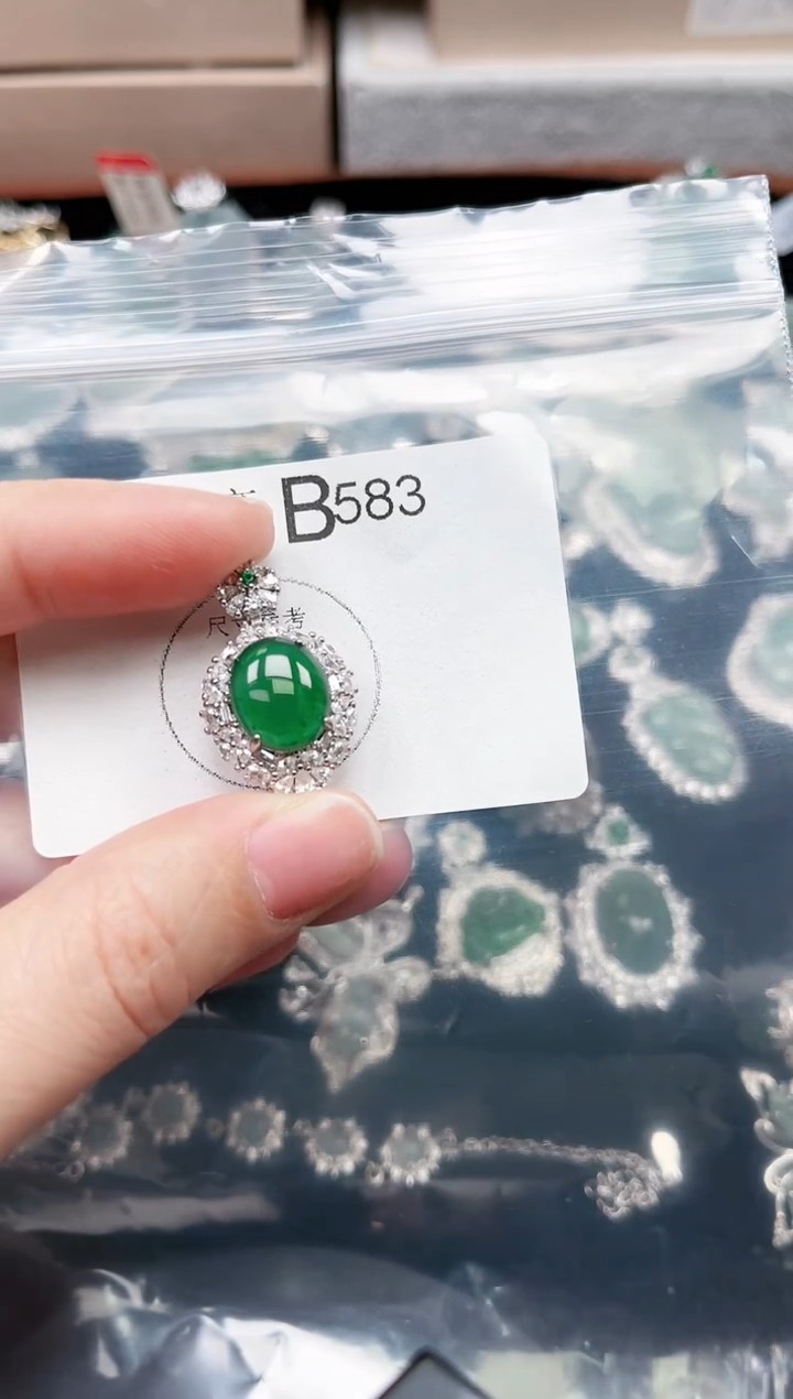 【闪购商品】翡翠颈饰未镶嵌583赠皮绳
