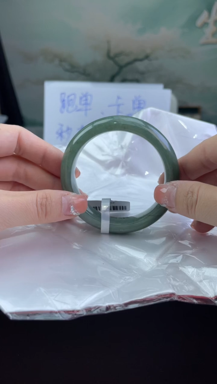 翡翠手镯未镶嵌1翡翠手镯