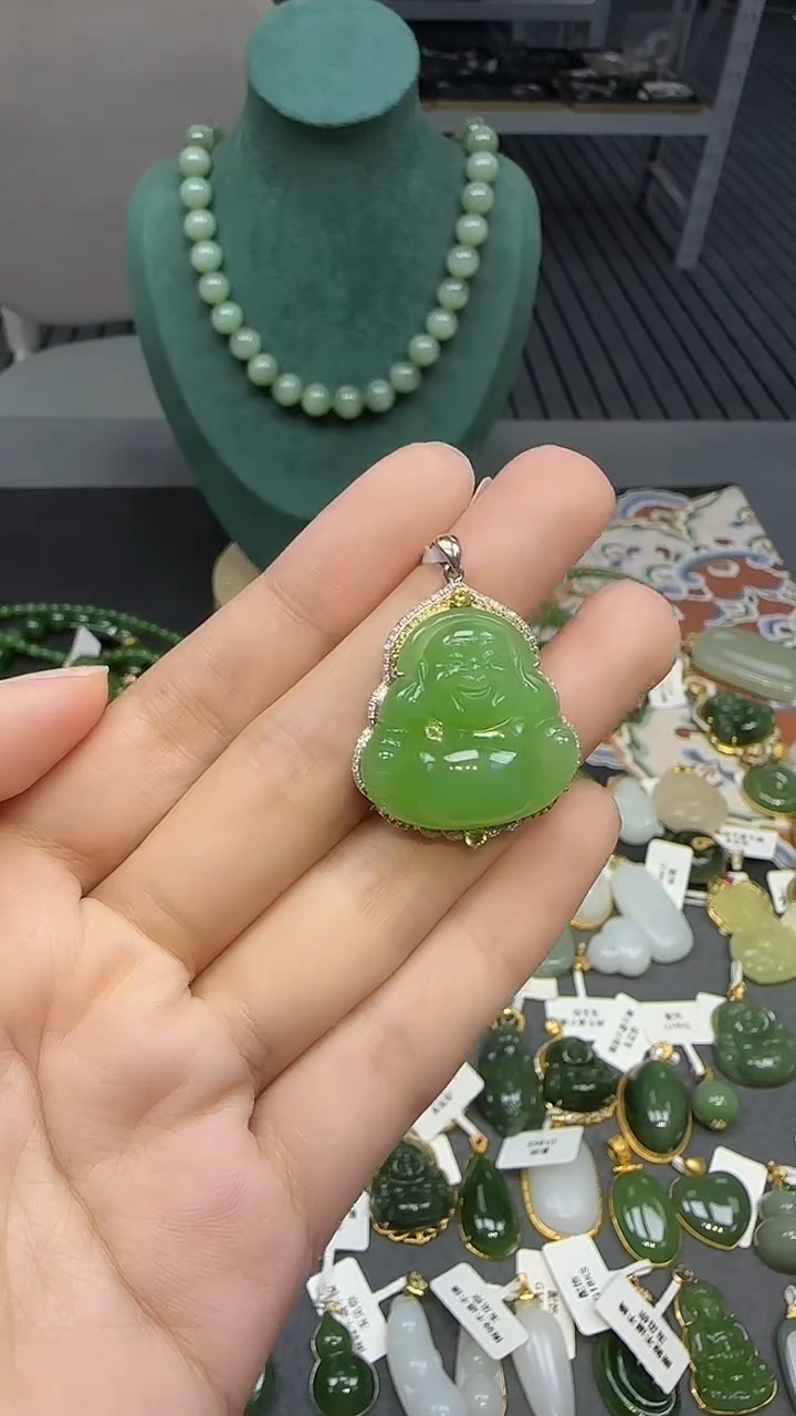 18K金镶嵌和田玉挂件1