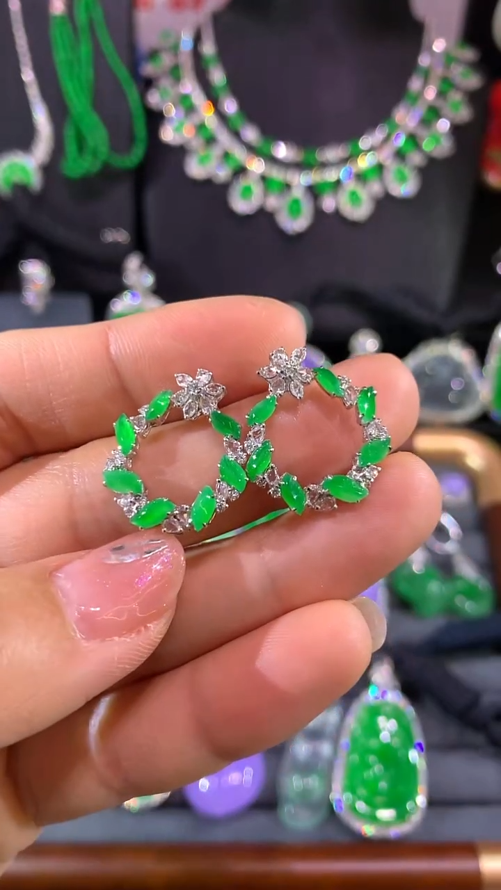 18K金镶嵌翡翠耳饰耳钉