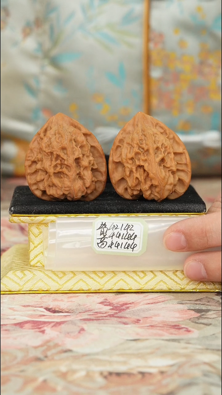 【闪购商品】文玩核桃把件梨木台