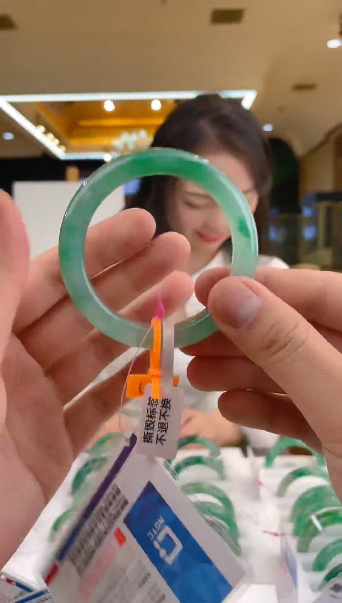 【闪购商品】石英质玉手镯未镶嵌飘花