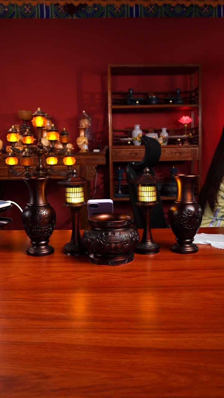 黄铜古铜色浮雕套装：5寸炉。10寸灯一对。9寸瓶一对