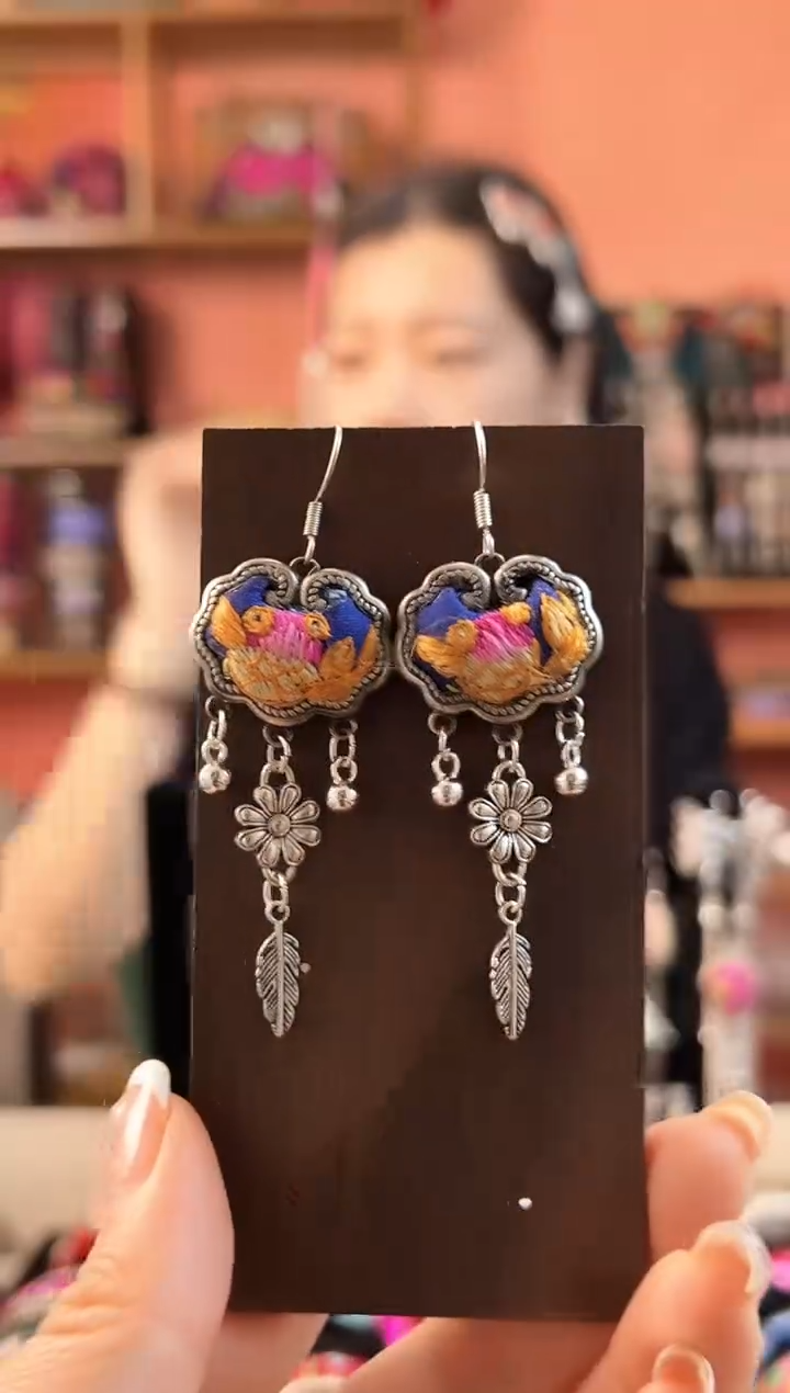 织绣民族风老绣饰品181