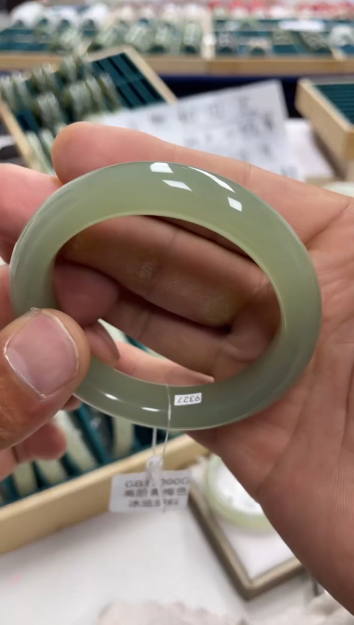 未镶嵌手镯和田玉雨**虹和田玉手镯17000