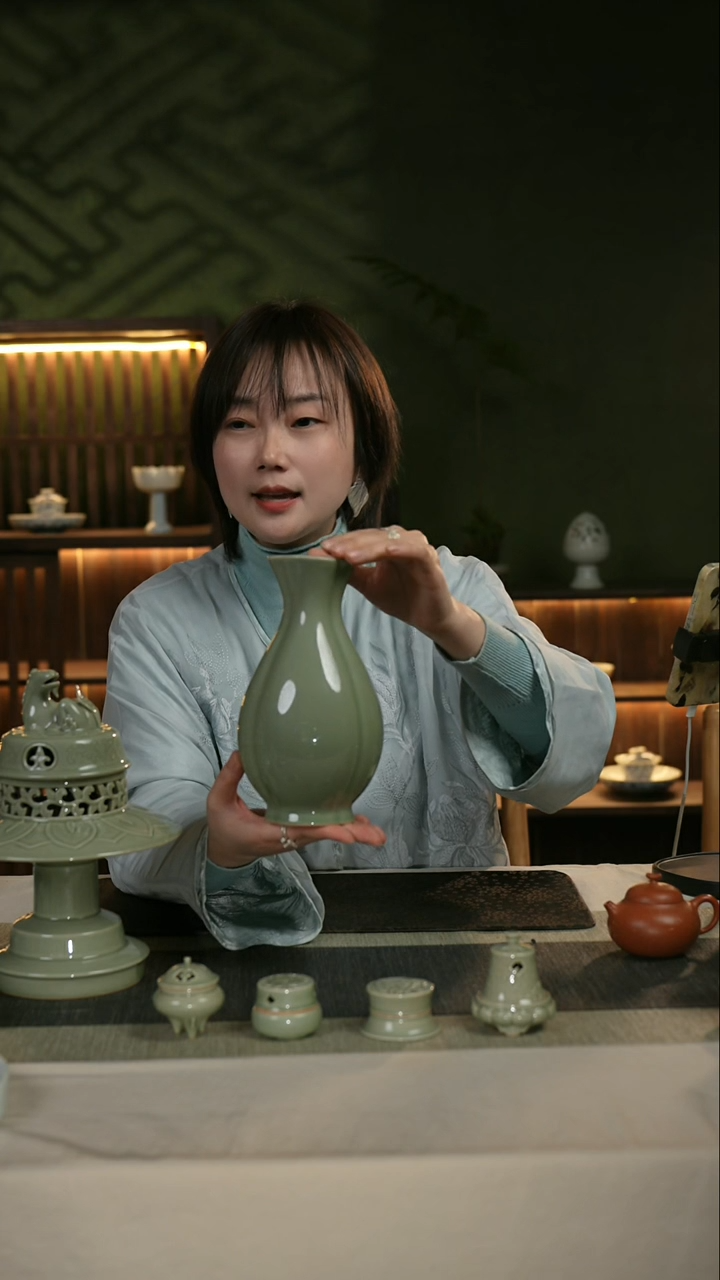 【闪购商品】越窑青瓷 如意纹花瓶