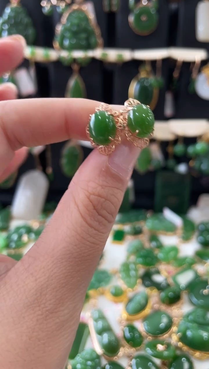 颈饰18K金镶嵌和田玉（碧玉）耳钉