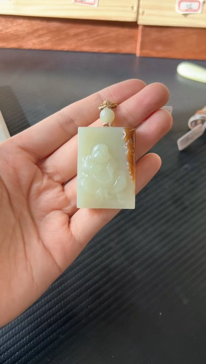 吊坠(赠链)未镶嵌和田玉若羌微色差 