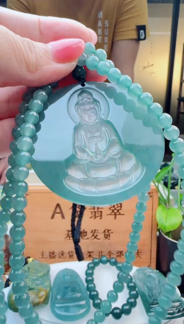 翡翠未镶嵌颈饰多样性发货其中一件