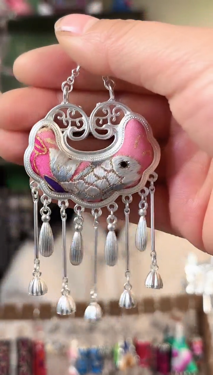 彩云南阁非遗老绣苗银饰品107