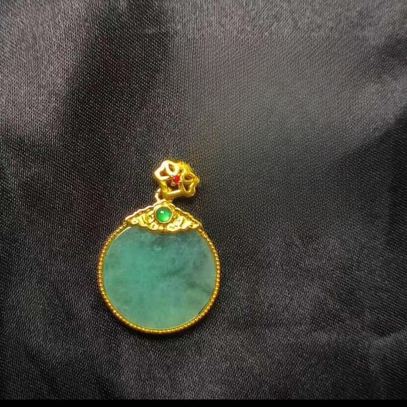 “翠缘”18K金翡翠圆牌吊坠