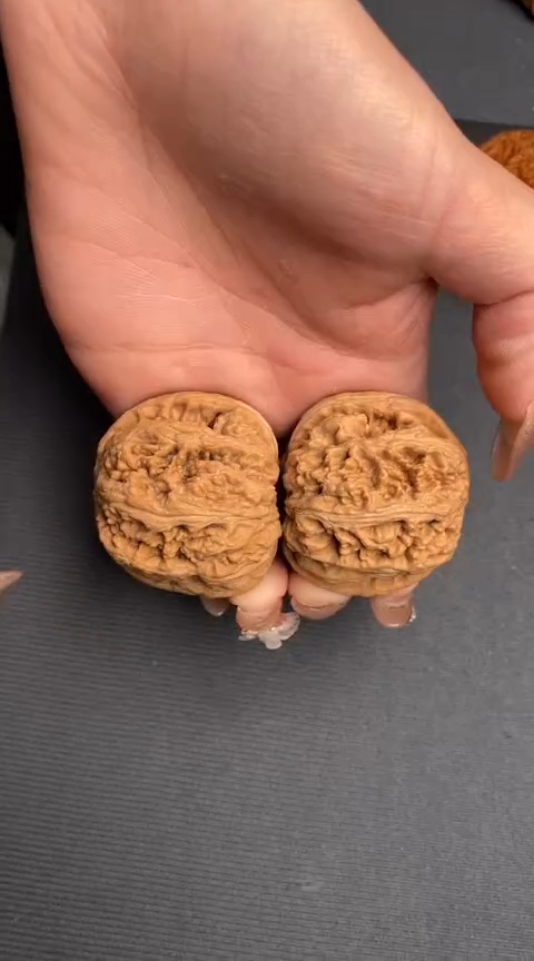 【闪购商品】文玩核桃把件粗筋42全品