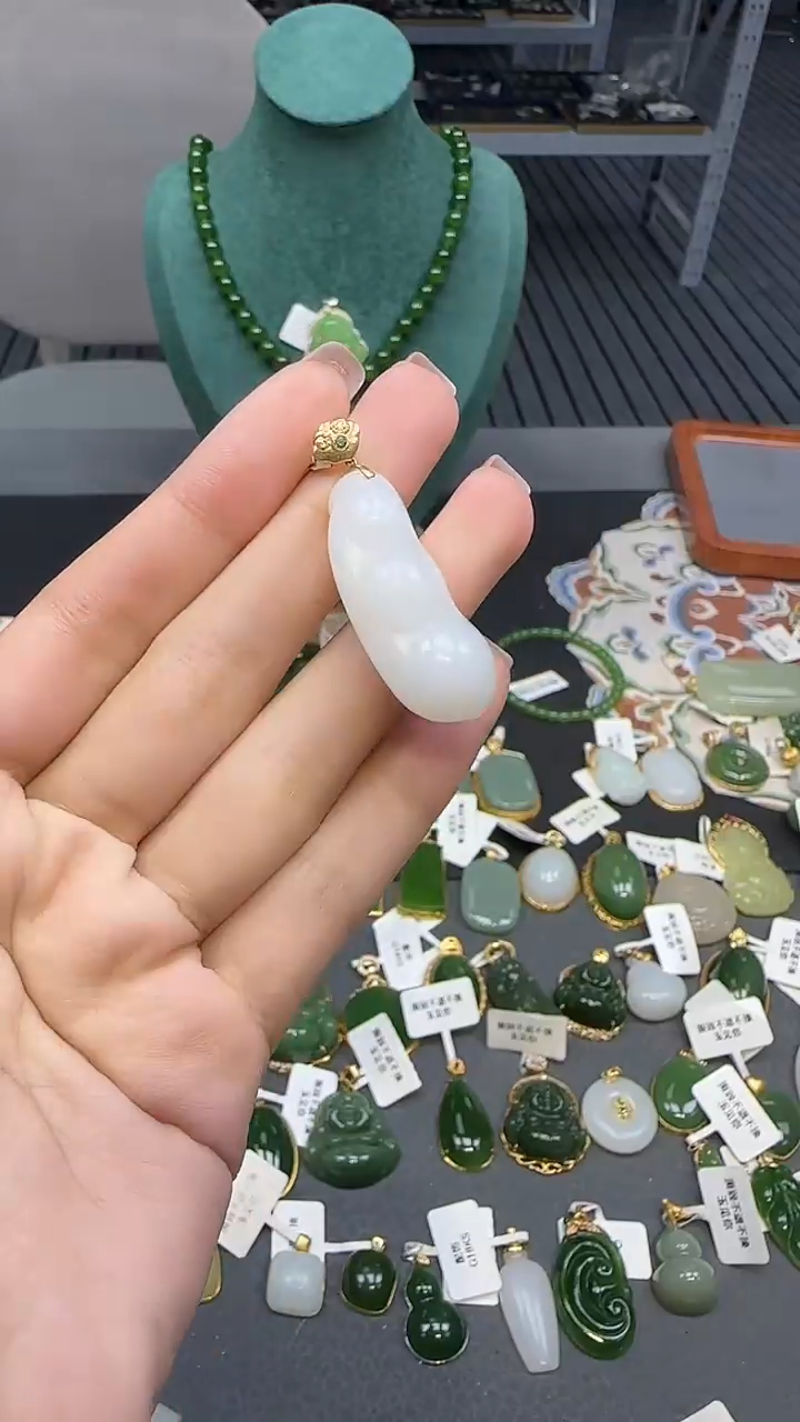 18K金镶嵌和田玉挂件1