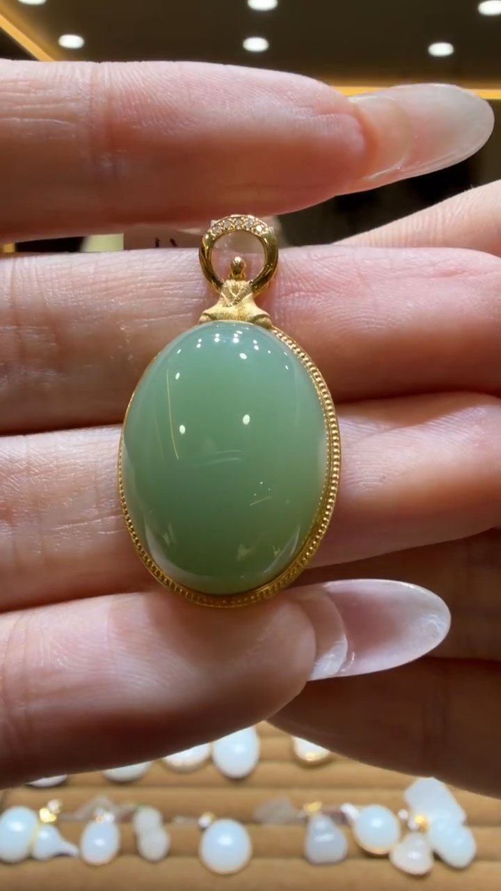 颈饰18K金镶嵌和田玉挂件