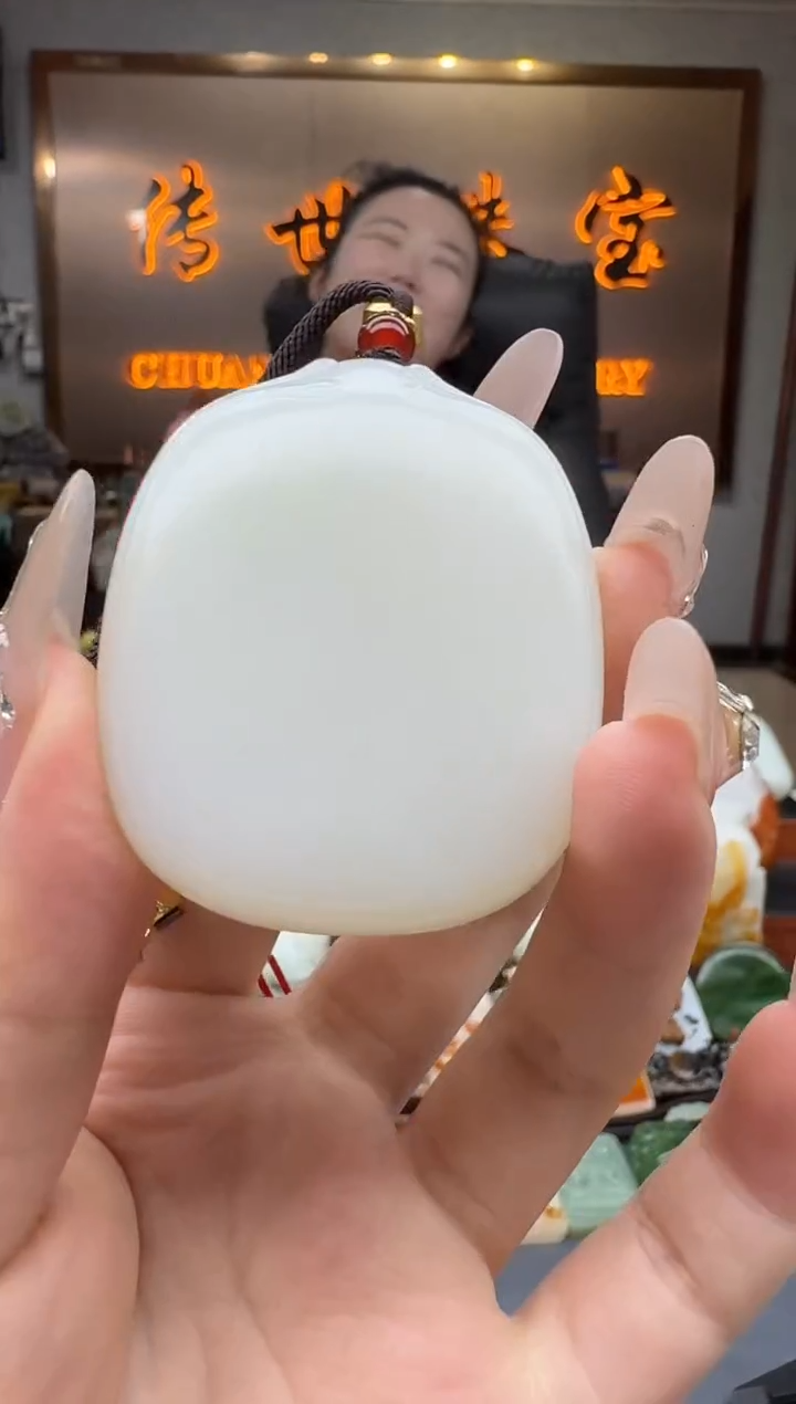 和田玉未镶嵌颈饰        xjl