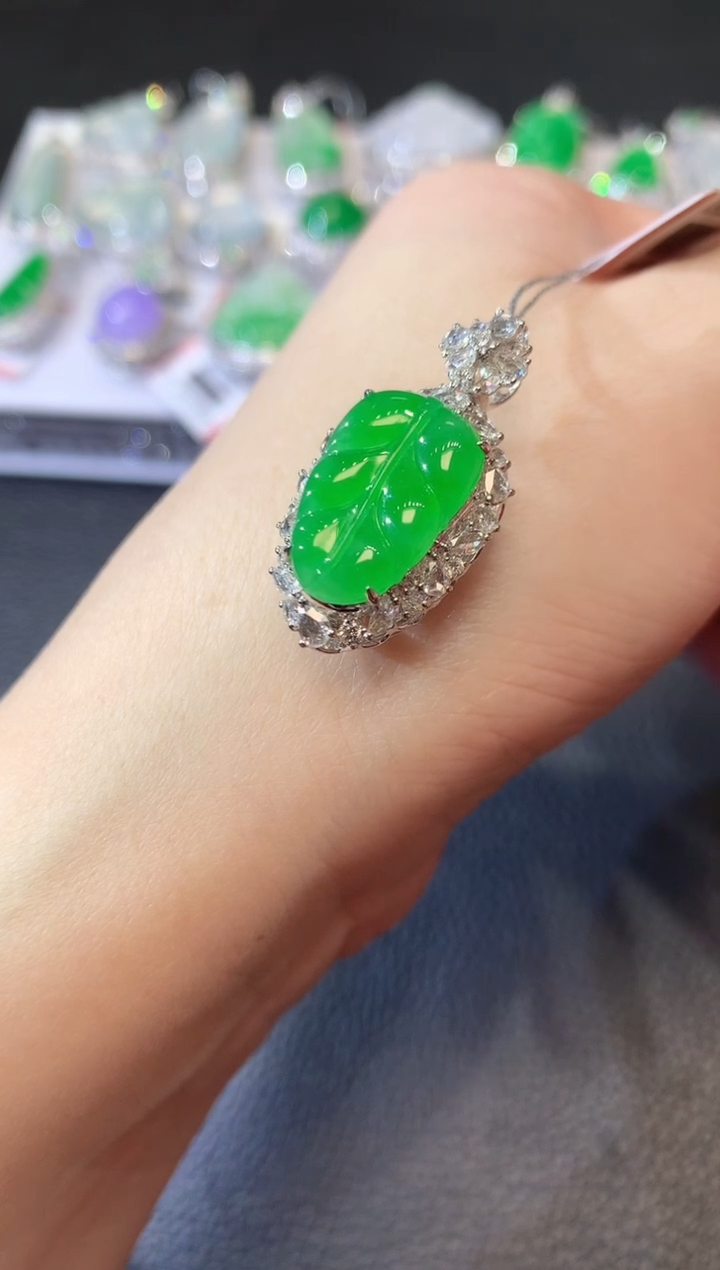 【闪购商品】翡翠吊坠(不含链)18K金镶嵌A38