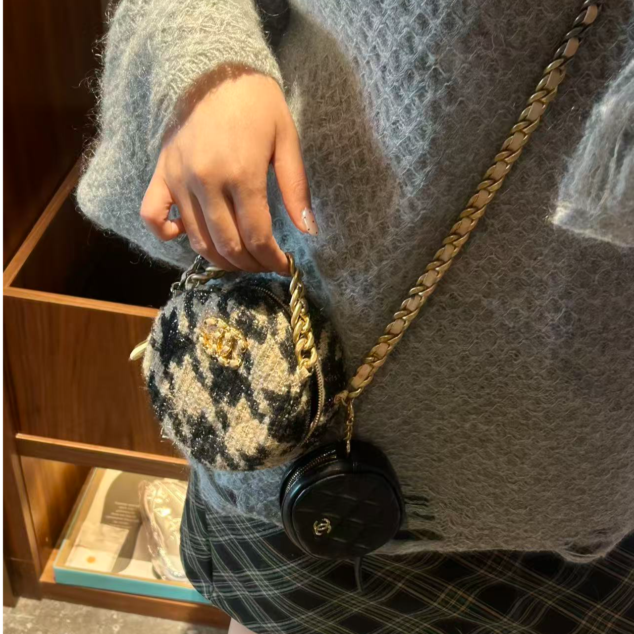 95新 Chanel/香奈儿 展会外场！双子星圆饼斜跨包