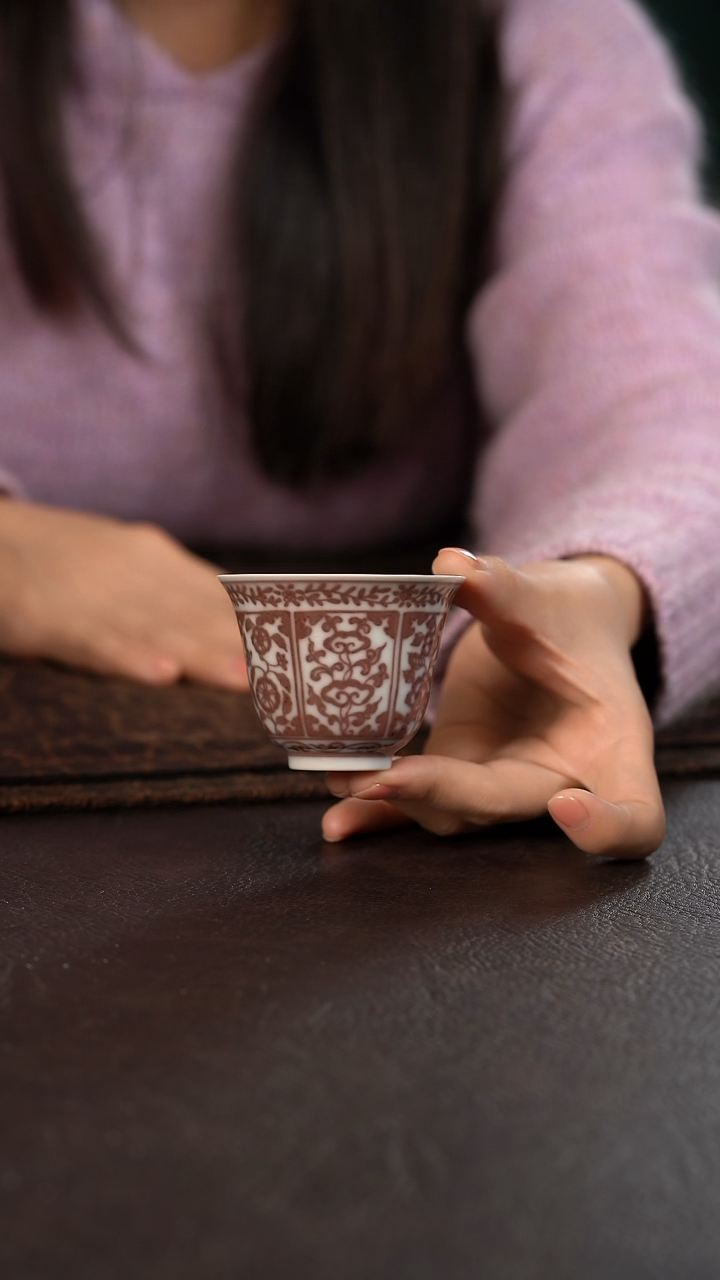 【闪购商品】杯声华堂釉里红开窗花卉闻香杯