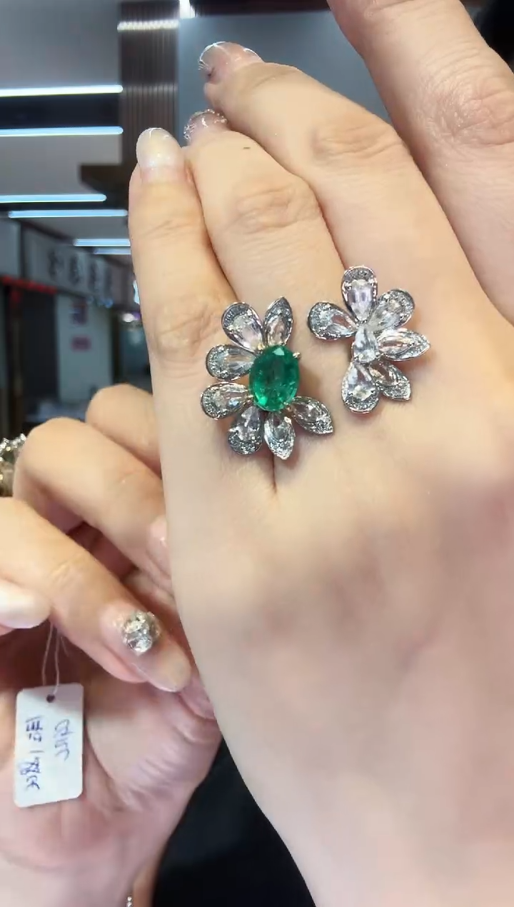 18K金镶嵌戒指祖母绿1.50ct