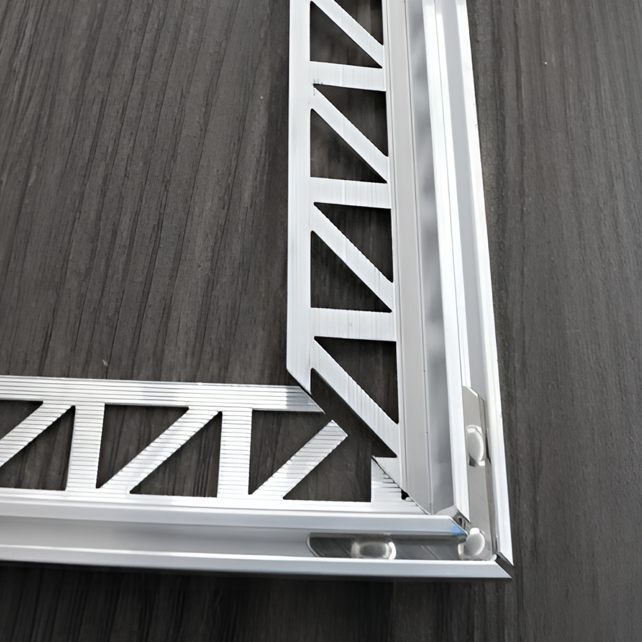 带角码的脱缝型材